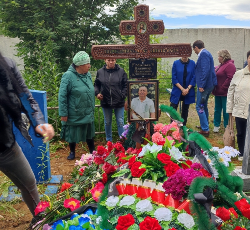 Могила была засыпана цветами, принесенными на место захоронения Владимира Ивановича 