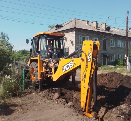 Укладка и заглубление новой трубы ХВС по ул. Куйбышева. Теперь водоснабжение местных потребителей не зависит от спутника тепловых. 