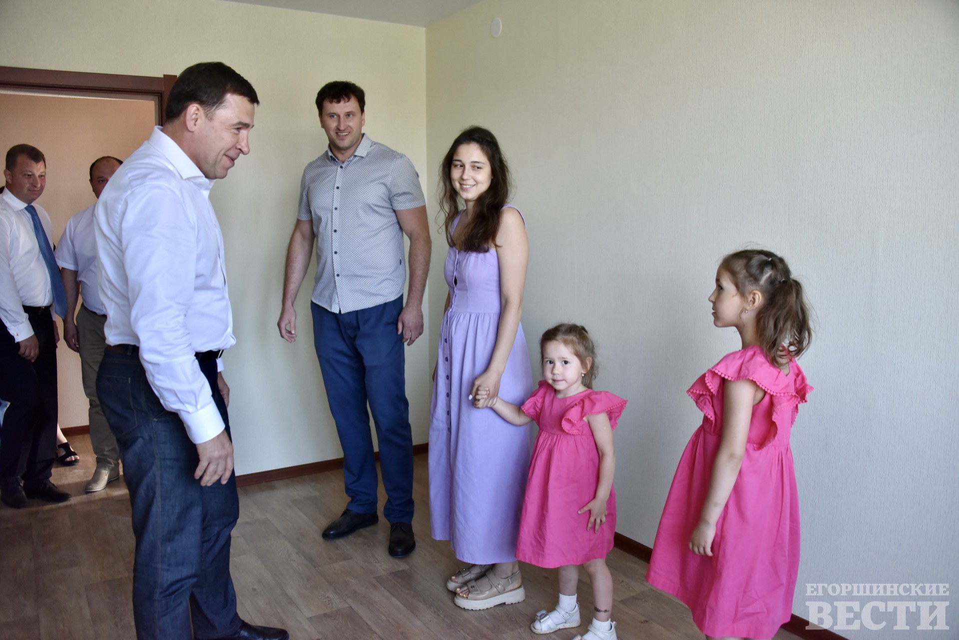 В Серове семья доктора и учительницы рассказала губернатору о долгожданной квартире в новом доме. Фото: све.рф