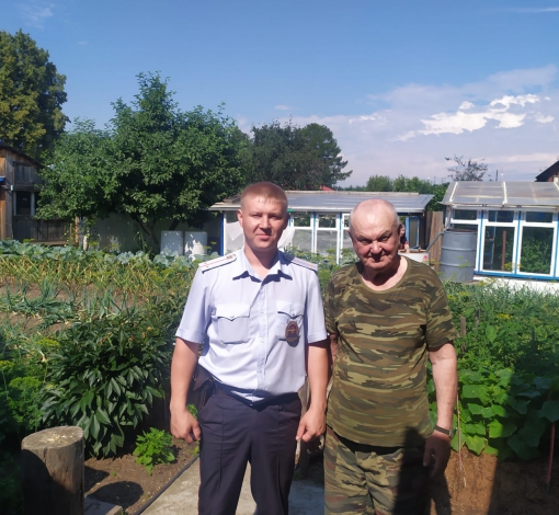 Артемовские полицейские проводят разъяснительные беседы с садоводами.
