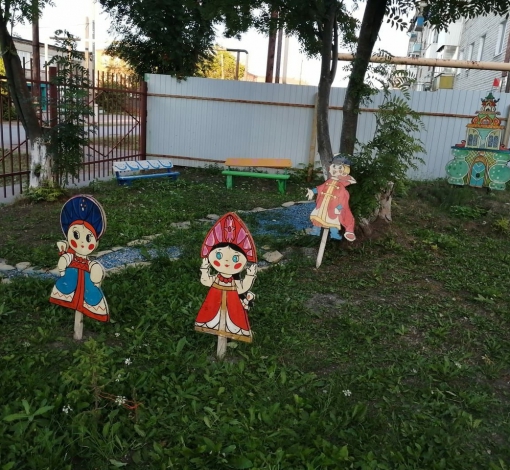 Сказочные фигурки, которые так любит местная детвора, вернулись в садик.