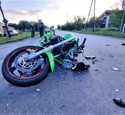 Мотоциклист получил серьезную травму.