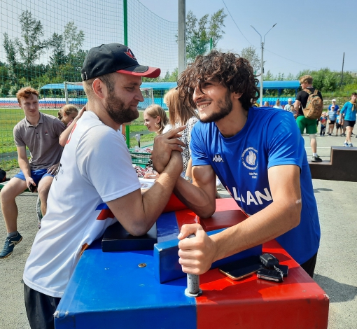 В прошлом году в День физкультурника Александр Пономарев и Сероб Аракелян проверили свои силы в армрестлинге.