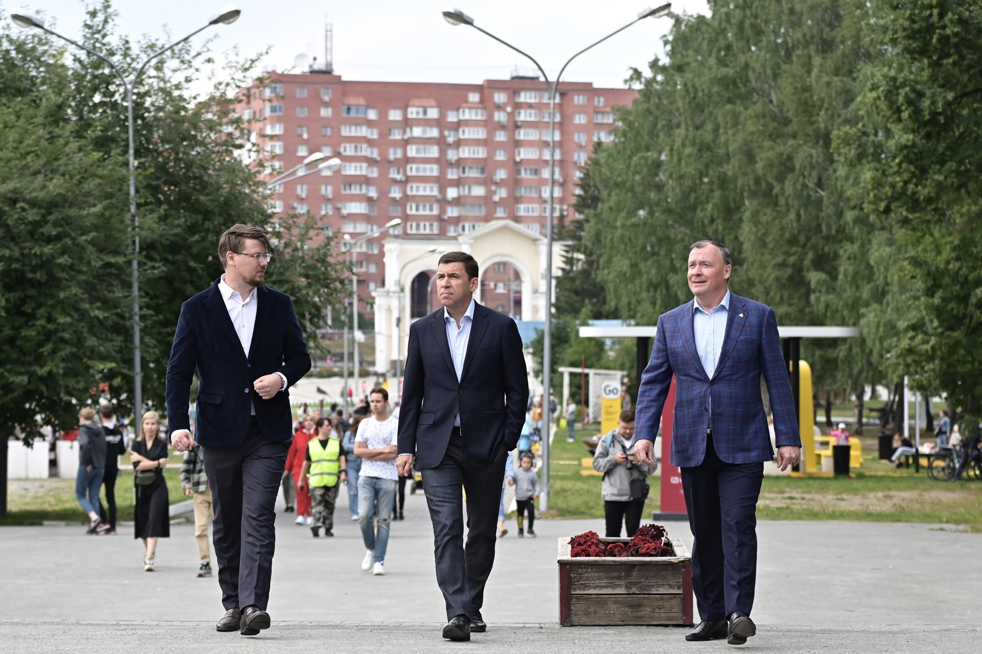 Городская среда свердловская область. Директор парка Маяковского в Екатеринбурге. Куйвашев парк Маяковского. Проект благоустройства территории сквера Маяковского. Евгений Куйвашев день города.