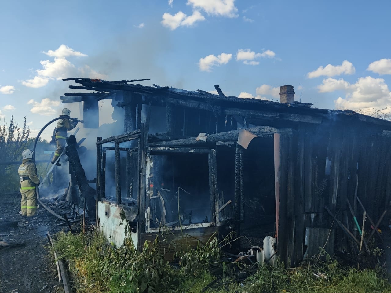 При пожаре в Артемовском погибла собака - она была в вольере