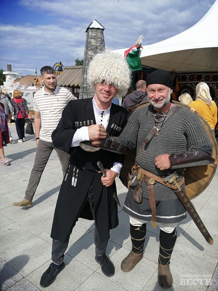 Олег Клавдеев (справа) был на ярмарке в историческом костюме.