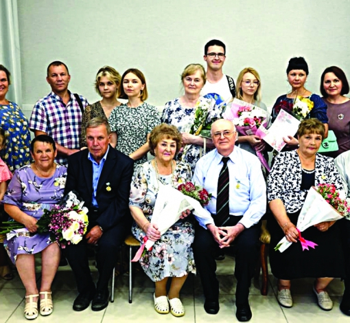Артемовские "золотые" семьи чествовали в отделе ЗАГС.