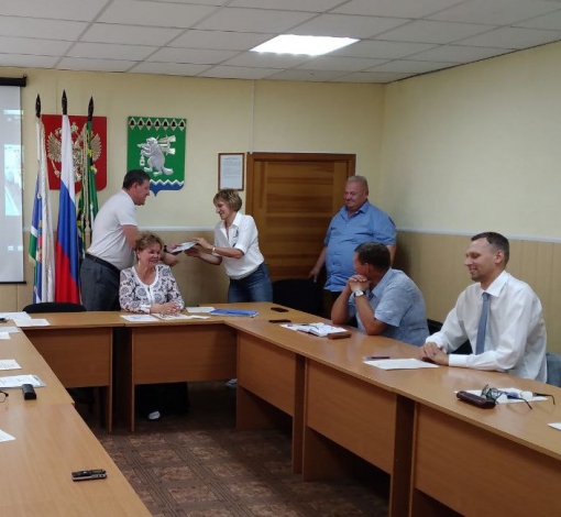 Глава Константин Трофимов поздравил общественников с Днем пенсионера и вручил благодарственные письма. 
