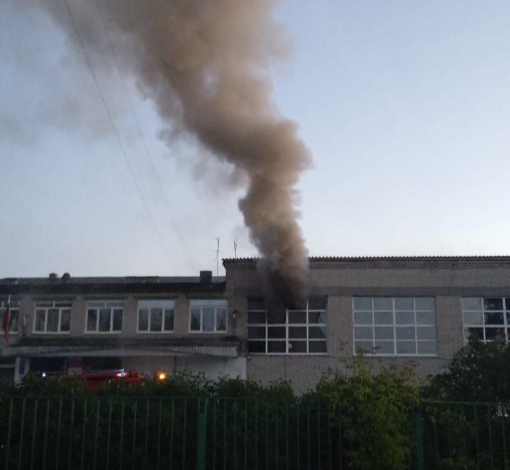 Столб дыма из школы увидели жители близлежащих домов и вызвали пожарных.