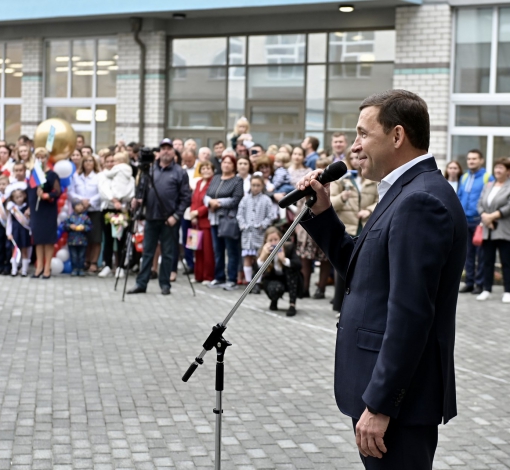 Губернатор выступил на линейке в новой школе Березовского.
