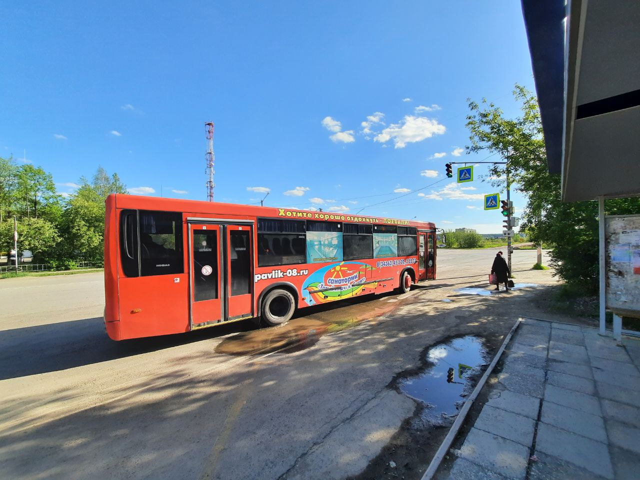 Увезли меня в ночь». Подросток проспал свою остановку и отправился пешком  по трассе вечером