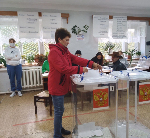 На участке в бывшем лесхозе (Егоршинское лесничество) - первые проголосовавшие.