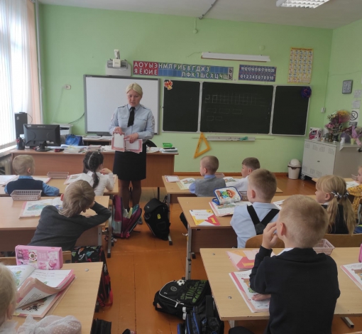 Инспектор по БДД Юлия Потапова провела с детишками обучающие уроки.