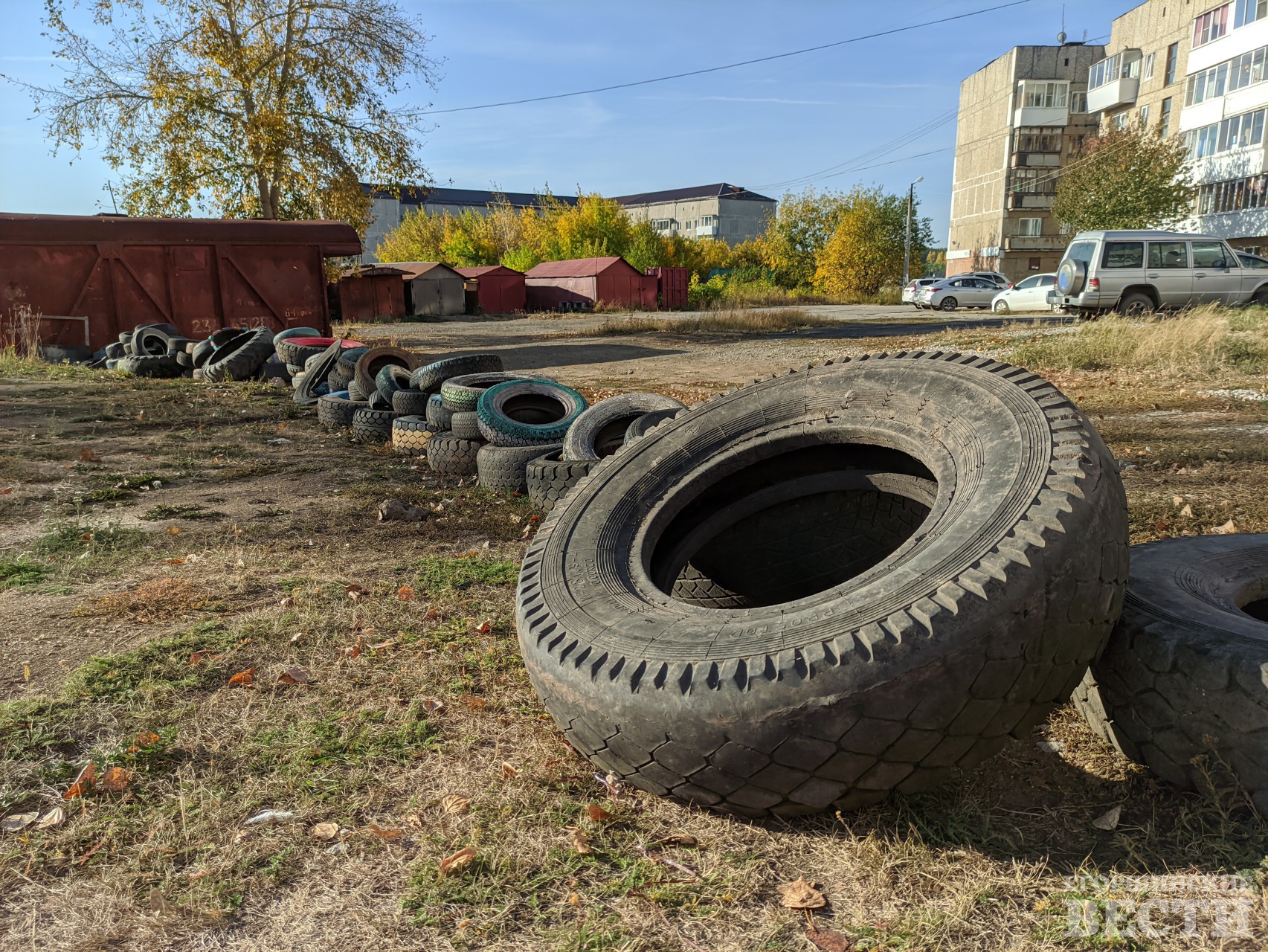 Покрышки во дворе Артемовского убрали, а увезти - проблема