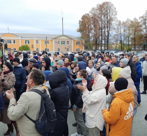 Призванных на службу провожали на площади Артемовского.