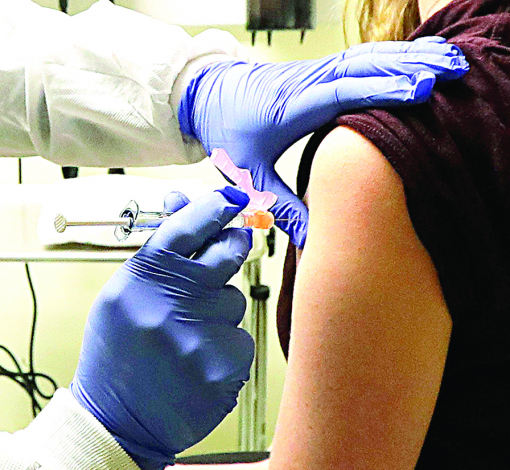 Врачи рекомендуют ревакцинироваться против COVID-19 в августе, чтобы выдержать необходимый интервал с иммунизацией от сезонного гриппа. 