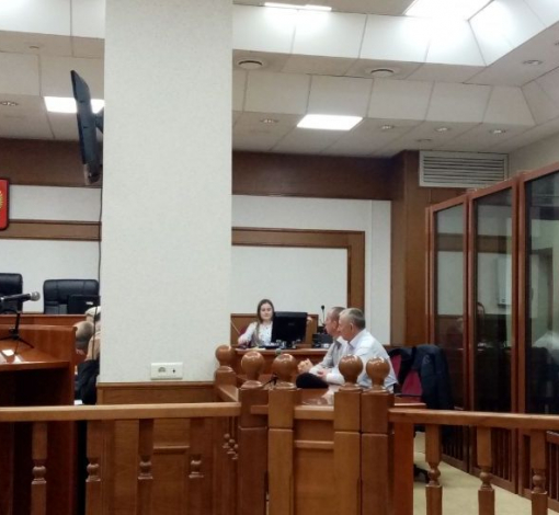 Отец и сын Виноградовы сидят вместе. Пока - в зале суда. Фото: Георгий Новиков, "ЕВ"