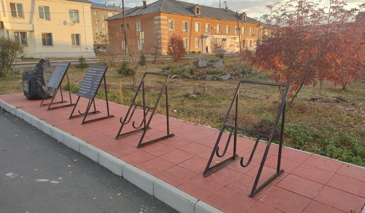 Куда делись мемориальные плиты у буланашского памятника &quot;Слава шахтерскому труду&quot;?