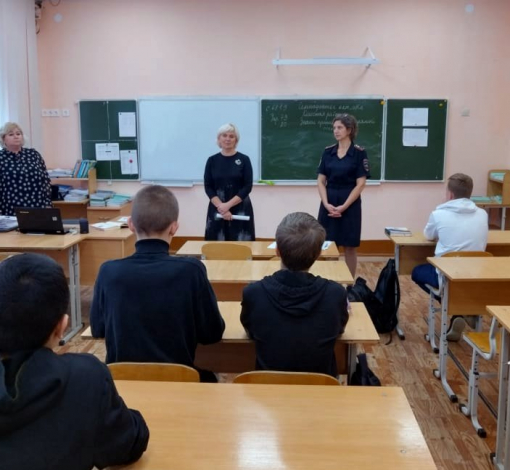 Представитель суда Наталья Ждамирова и сотрудник полиции Светлана Шарапова разъясняют подросткам «что такое хорошо и что такое плохо».