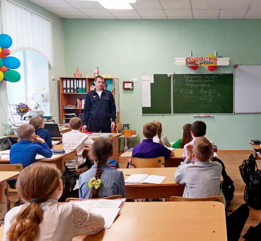Начальник ГИБДД Владимир Брызгалов рассказывает детям о важности соблюдения правил дорожного движения.