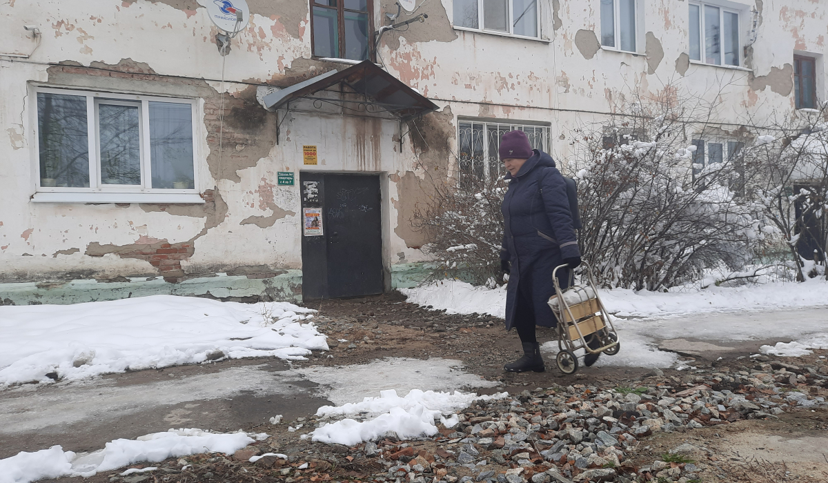 Жильцы одного из домов Артемовского требуют восстановить подход к их  подъезду