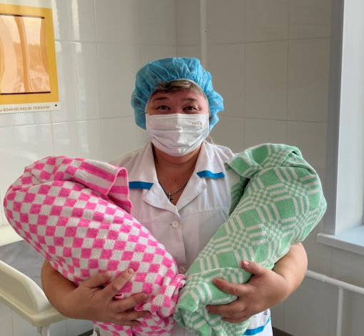 На фото: палатная медицинская сестра отделения патологии новорожденных недоношенных детей Ирбитской ЦГБ - Валентина Буланова.