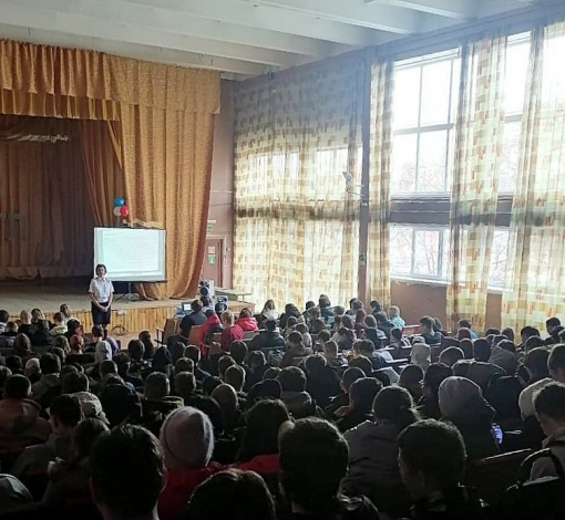 Зам. начальника ОУП и ПДН Светлана Шарапова провела встречу в актовом зале Артемовского колледжа точного приборостроения.