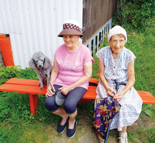 Это в тот жаркий летний день, когда я увидела Нину Петровну на скамейке с ее соседкой Светланой, ей тоже 80+