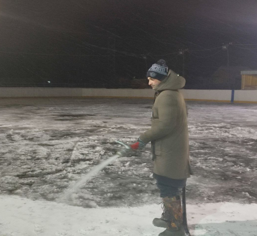 Тренер по хоккею ДЮСШ №25 Руслан Тагиров в 10 часов вечера еще на катке