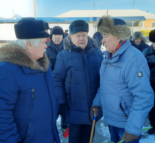 Шахтеры и горноспасатели в этот день в одном строю. Почти сорок лет прошло с той трагической даты, а как будто вчера. 