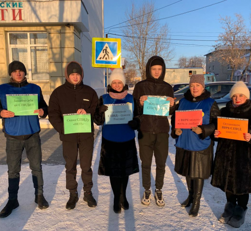 Молодежь внимательно слушала советы о мерах безопасности от заражения СПИДом и была не против принять участие в фото-хэштеге