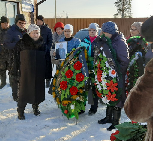 Портрет и медали ветерана, приколотые к подушечке, держали на церемонии прощания самые близкие люди.