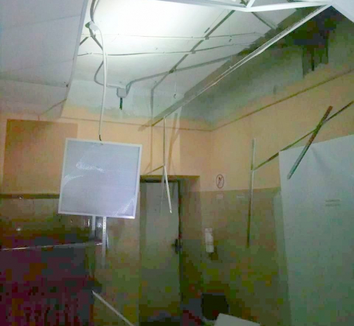 В одном из помещений кухни обрушились панели подвесного потолка.