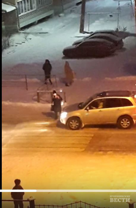 Машина выехала на переход и едва не сбила школьницу. Скриншот видео Лены Калашниковой.