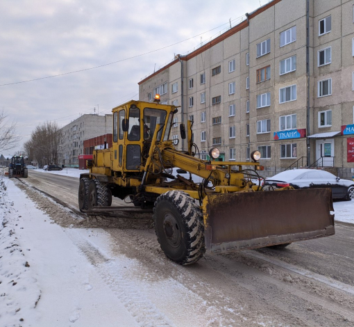 До конца года свои контракты выполняют: по содержанию тротуаров - ИП Упоров и ИП Богомолов, дороги обслуживает ИП Попов.
