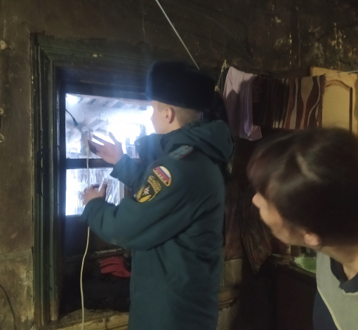 Инспектор госпожнадзора Илья Коростелев устанавливает извещатель в доме многодетной семьи. 