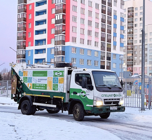 Работники “Спецавтобазы” просят владельцев контейнерных площадок следить за состоянием подъездных путей к ним, вовремя убирать колеи, а автомобилистов правильно парковать свои автомобили, чтобы мусоровозы могли беспрепятственно проехать во двор к контейнерной площадке.  