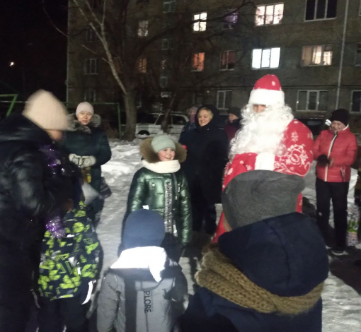 У огромной елки Деда Мороза на Заводской, 50 встречали с большой радостью. 