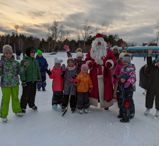 Всю неделю редакционный Дед Мороз путешествовал по району и поздравлял народ с праздником.