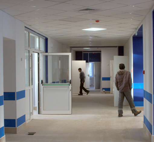 Скоро двери поликлиники Артемовской ЦРБ откроются для первых посетителей.