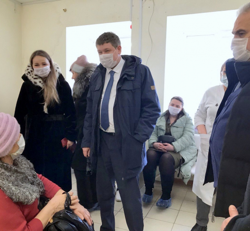 Заместитель министра здравоохранения Свердловской области Валентин Ерёмкин побеседовал с пациентами, пришедшими на прием к терапевту.