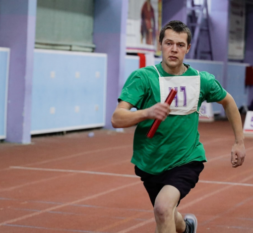 Иван Кугаевский бежит свой отрезок дистанции -100 метров.