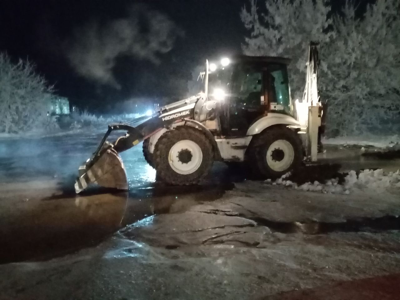 Вода текла рекой. В центре Артемовского устраняют аврию на сети  водоснабжения