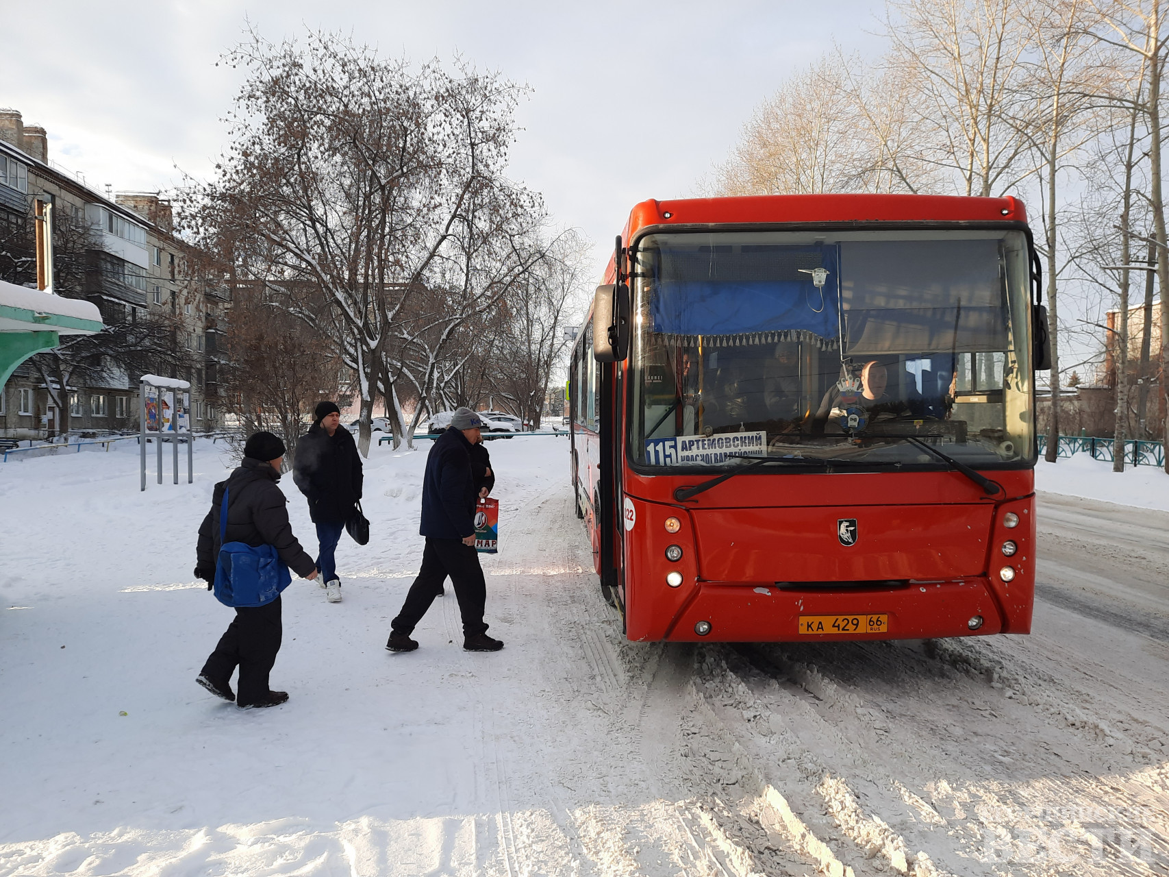 Ожидание автобуса дольше не стало, холод выездам не помеха, сообщают водители. Фото: Михаил Дудин, 
