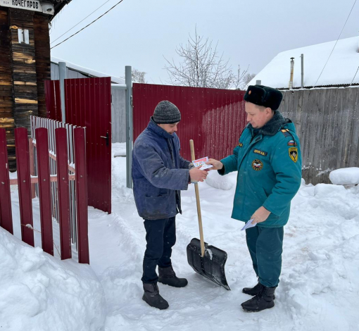 Пожарный Александр Щукин проводит беседу с хозяином дома о неукоснительном исполнении требований пожарной безопасности