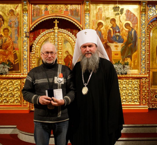 Олег Клавдеев во время торжественной церемонии награждения, которую возглавил митрополит Екатеринбургский и Верхотурский 