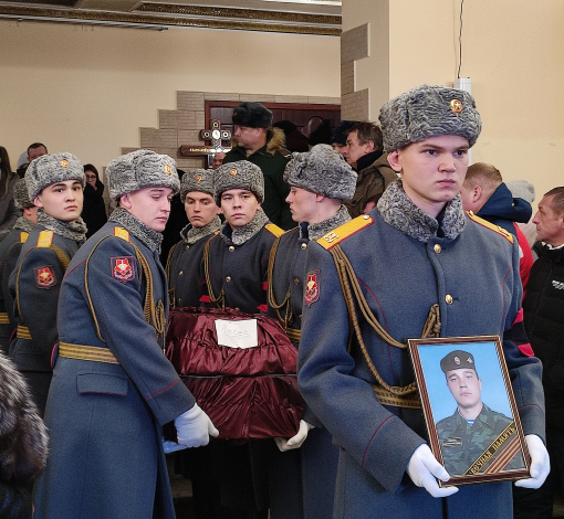 Первым выносили гроб с телом Вячеслава Лосева, за ним гроб его боевого товарища Сергея Миниахметова