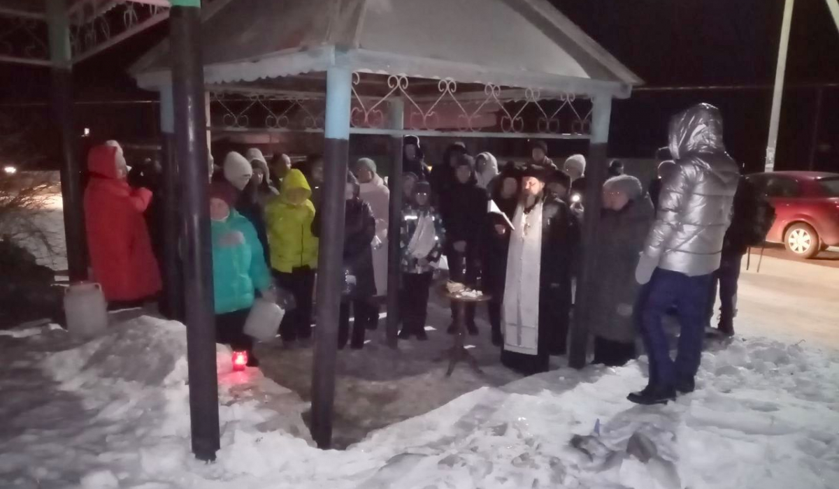 С верой в чудодейственную силу. В Артемовском жители запасают святую воду