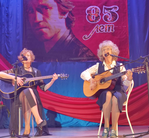 Наталья Грубер (справа) и Ирина Космачева исполняют песню "Бабье лето".
