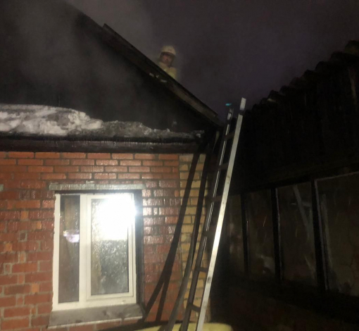 Пожарные забрались на крышу, оторвали настил и пролили деревянные конструкции дома.